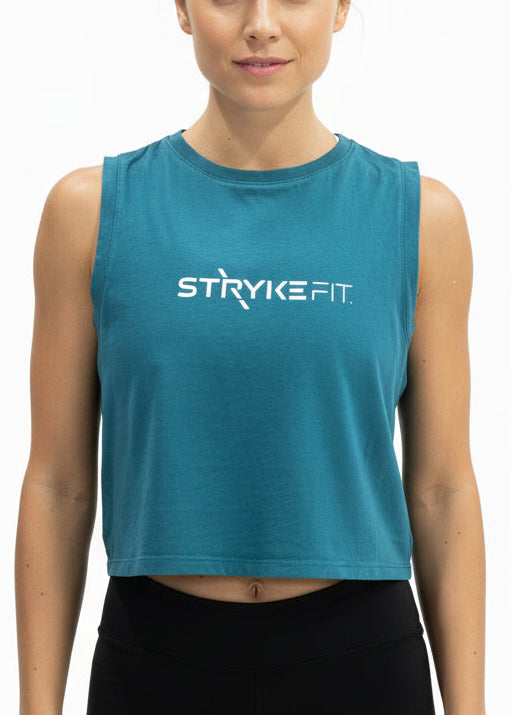 The SQUAD CROP TANK is the perfect top for all your fitness needs. Featuring dropped armholes, a cropped length and a relaxed fit, you can enjoy the freedom of movement in this style.