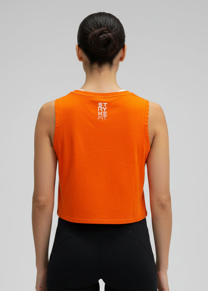 The SQUAD CROP TANK is the perfect top for all your fitness needs. Featuring dropped armholes, a cropped length and a relaxed fit, you can enjoy the freedom of movement in this style.