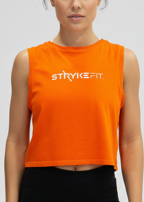 The SQUAD CROP TANK is the perfect top for all your fitness needs. Featuring dropped armholes, a cropped length and a relaxed fit, you can enjoy the freedom of movement in this style.