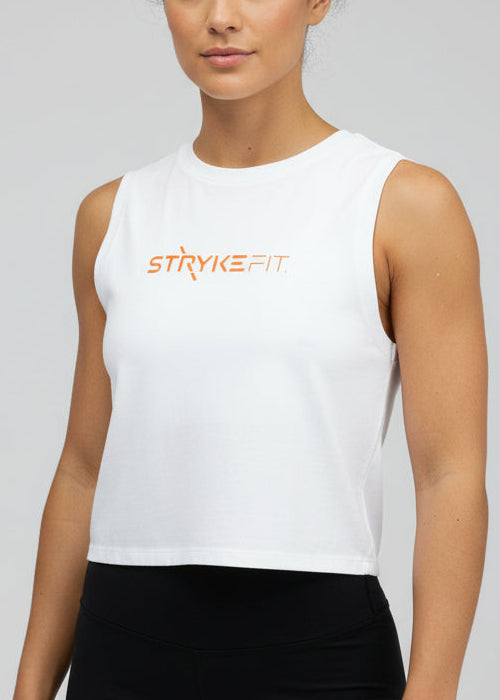 The SQUAD CROP TANK is the perfect top for all your fitness needs. Featuring dropped armholes, a cropped length and a relaxed fit, you can enjoy the freedom of movement in this style.