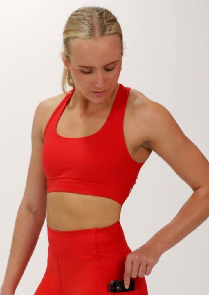 The SF ELITE CROP TOP is designed with cross-over back straps that compliment the curve of your shoulder blades and allow your arms to move freely while offering maximum support. This crop top is supportive, functional, and looks amazing on, the perfect crop top for any running session. Best running top for all runners.