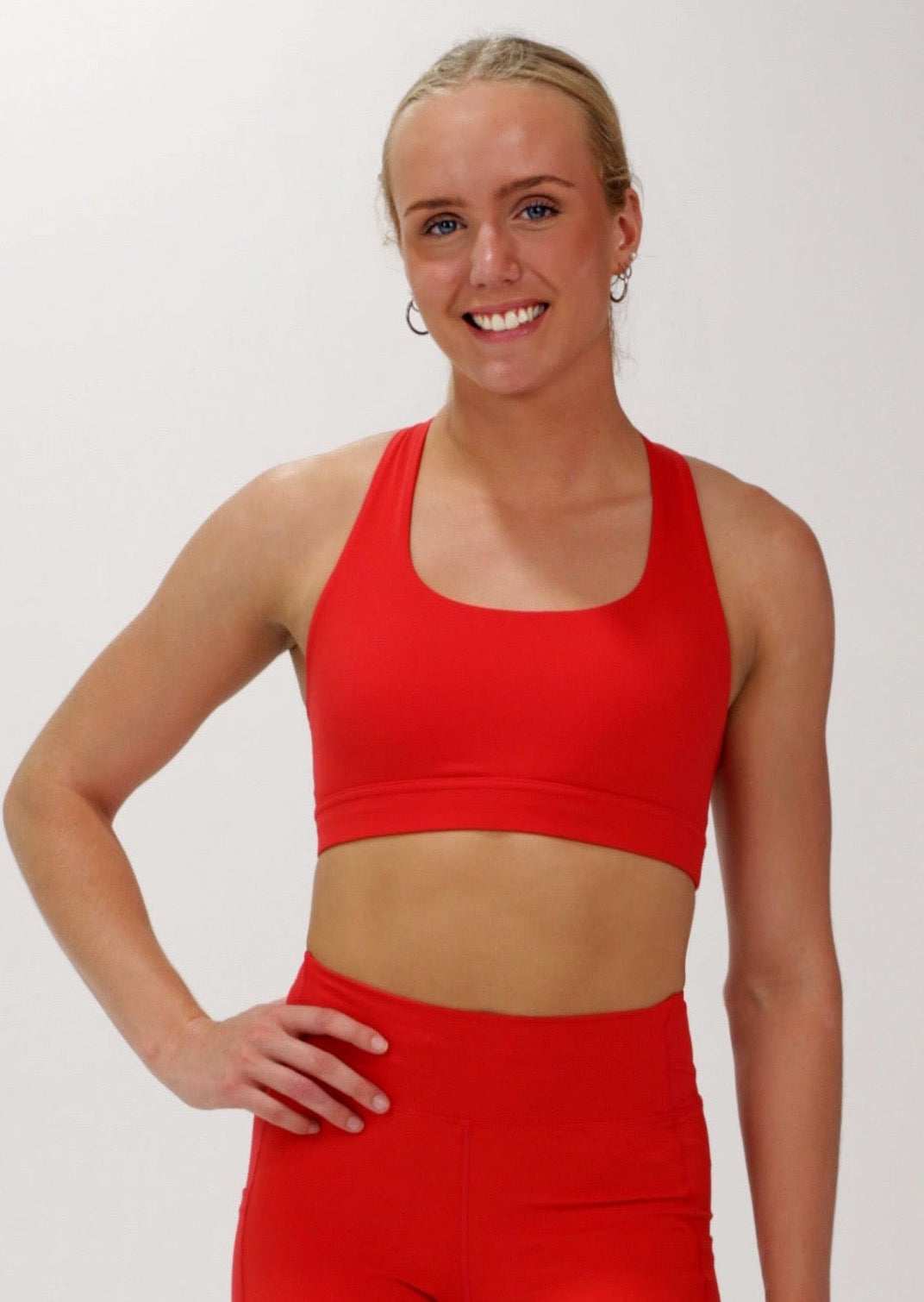 The SF ELITE CROP TOP is designed with cross-over back straps that compliment the curve of your shoulder blades and allow your arms to move freely while offering maximum support. This crop top is supportive, functional, and looks amazing on, the perfect crop top for any running session. Best running top for all runners.