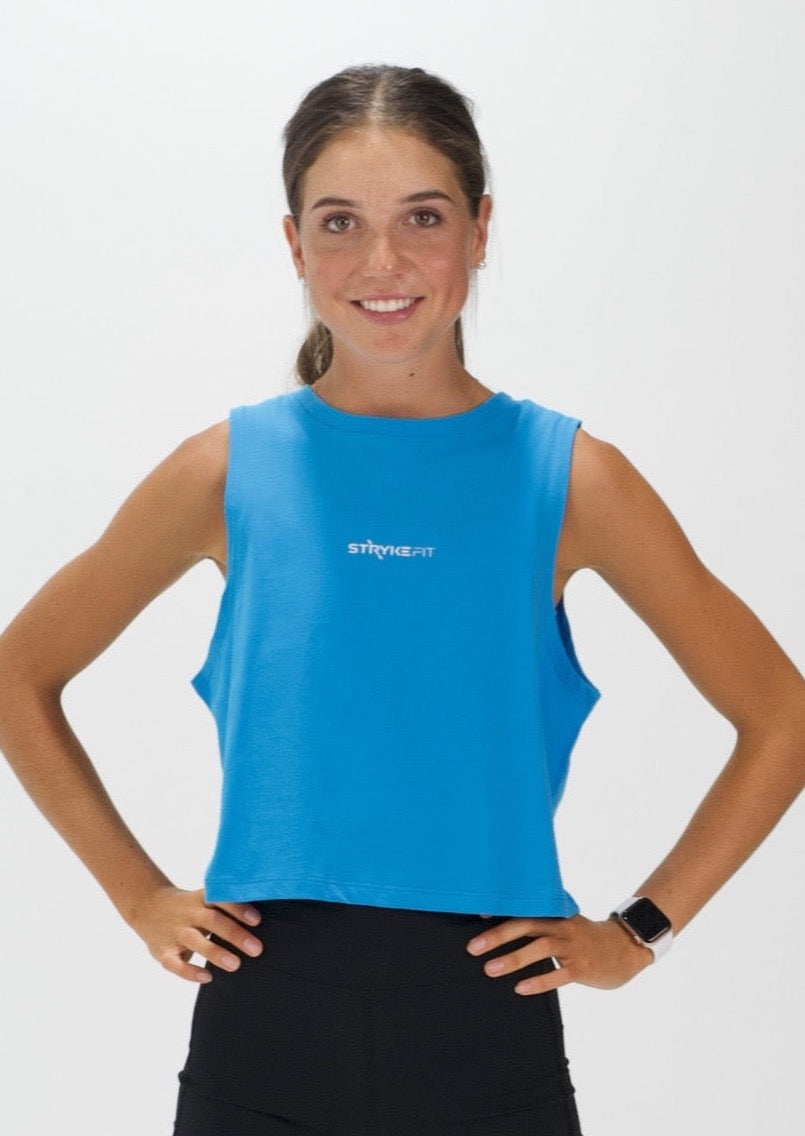 The TEAM CROP TANK is the perfect top for all your fitness needs. Featuring dropped armholes, a cropped length, and a relaxed fit. Whether you're going to the gym, for a walk or coffee you'll love this crop tee. The front view features a small logo centre front print. you can't go past the Atlantic Blue colour this season.
