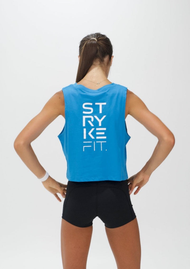 The TEAM CROP TANK is the perfect top for all your fitness needs. Featuring dropped armholes, a cropped length, and a relaxed fit. Whether you're going to the gym, for a walk or coffee you'll love this crop tee. The back view features a large logo print. You can't go past the Atlantic Blue colour this season.