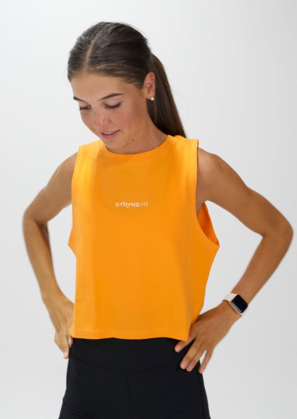 The TEAM CROP TANK is the perfect top for all your fitness needs. Featuring dropped armholes, a cropped length, and a relaxed fit. Whether you're going to the gym, for a walk or coffee you'll love this crop tee. The front view features a small logo centre front print. Mango is the perfect colour for the season.