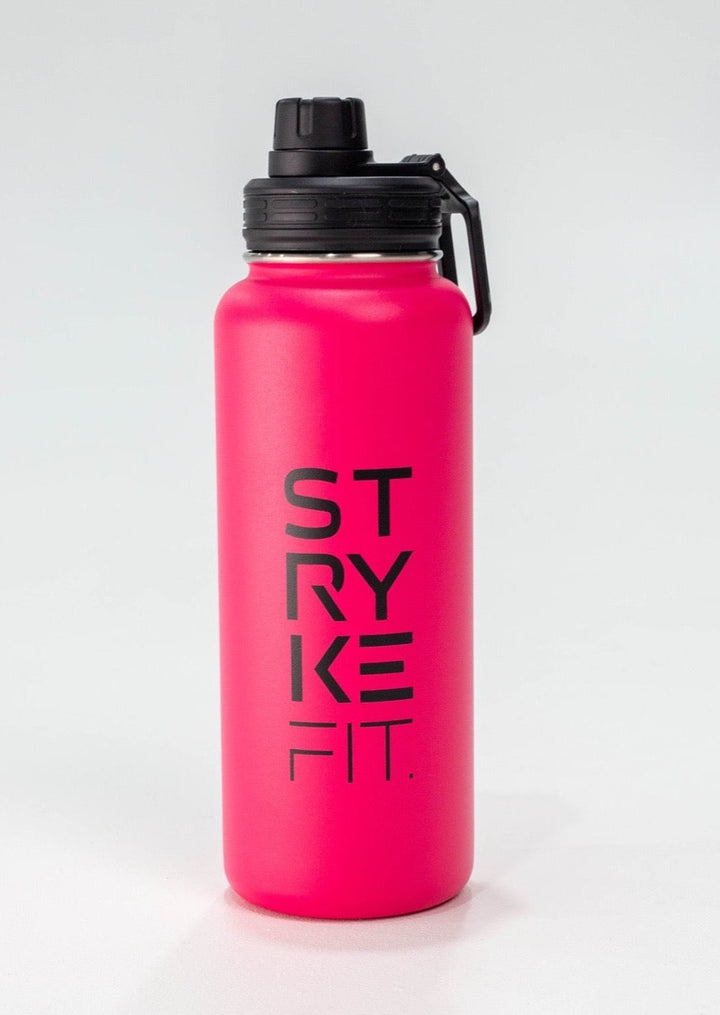 STRYKE 32oz WATER BOTTLE is the ultimate accessory for any runner. The stainless steel, double-walled insulated design keeps your water cold to help you hydrate after any run.