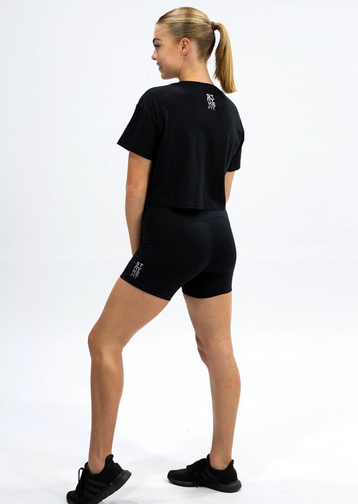 FOCUS CROP TEE is the perfect t-shirt to pair with all your Stryke activewear. The classic crop style tee is made from breathable combed cotton fabric which offers exceptional comfort. 