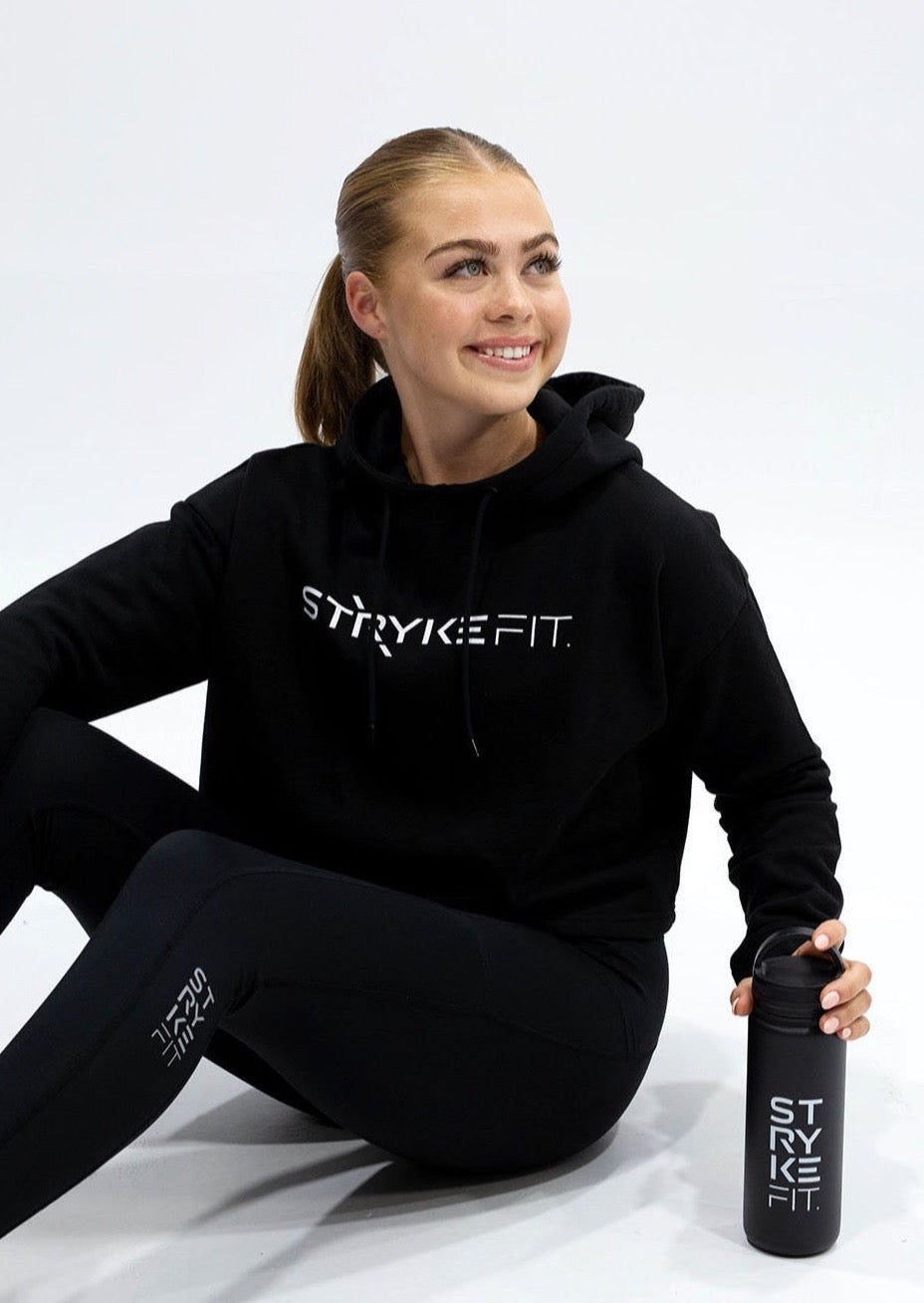 CRU TEAM CROP FLEECE is a staple in any wardrobe. Made from premium brushed fleece this style has a self-lined hood and provides a casual look for any athlete. This fleece is the perfect garment to match back with your STRYKE FIT FAST ENDURANCE LEGGINGS.