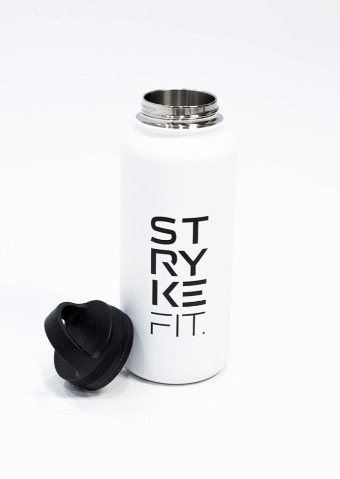 STRYKE 32OZ WATER BOTTLE is the ultimate accessory for any runner or sportsperson. The stainless steel, double walled insulated bottle keeps your water cold to help you hydrate after any run.